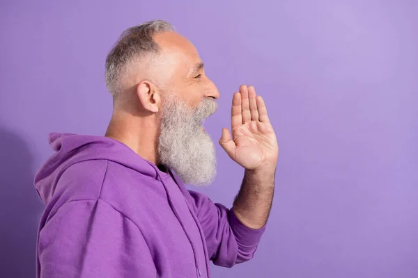Профиль боковой вид портрет модный пожилой пенсионер седовласый мужчина говорит информация изолированы на фиолетовом фиолетовом фоне — стоковое фото