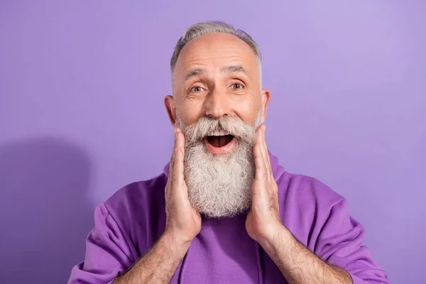 Retrato de atraente encantado alegre homem de cabelos grisalhos grande reação notícia isolado sobre roxo cor violeta fundo — Fotografia de Stock