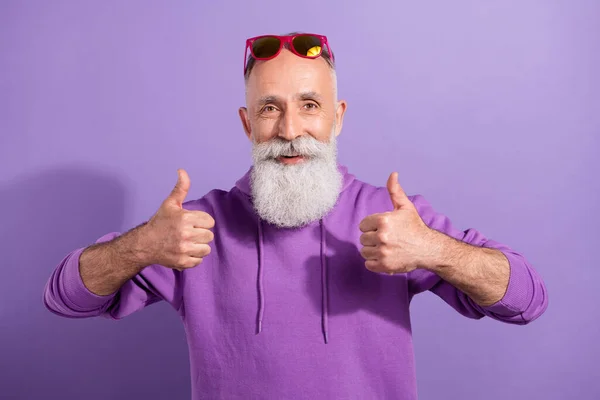 Portrait of attractive cheerful grey-haired man showing thumbup advert perfect isolated over purple violet color background — Stock Photo, Image