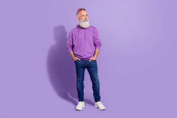 Longitud completa tamaño del cuerpo vista de atractivo alegre hombre de pelo gris pensando espacio de copia aislado sobre violeta púrpura color de fondo —  Fotos de Stock