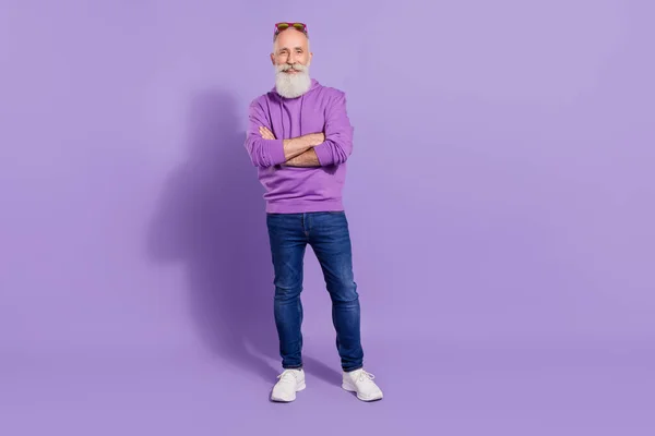 Longitud completa tamaño del cuerpo vista de atractivo contenido alegre hombre de pelo gris brazos plegados aislados sobre púrpura violeta color de fondo —  Fotos de Stock
