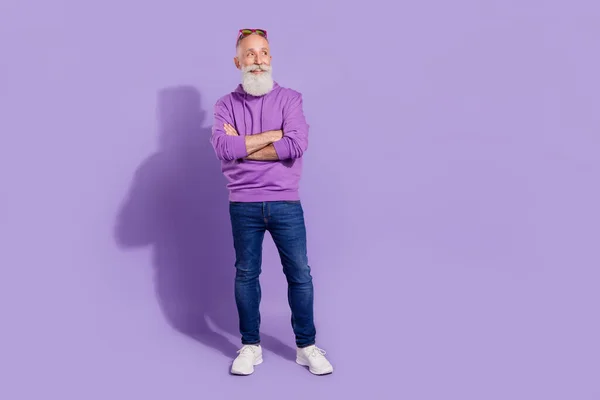 Longitud completa tamaño del cuerpo vista de atractivo alegre curioso hombre de pelo gris brazos plegados copia espacio aislado sobre violeta púrpura color de fondo —  Fotos de Stock