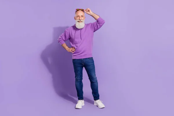 Volledige lichaamsomvang uitzicht van aantrekkelijke vrolijke grijs-harige man poseren aanraken specs geïsoleerd over paarse paarse kleur achtergrond — Stockfoto