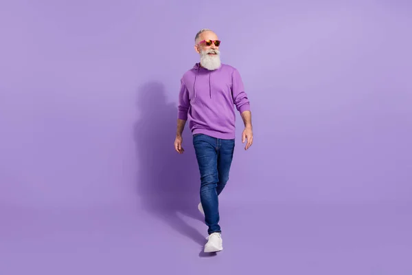 Pleine longueur vue de la taille du corps de l'homme aux cheveux gris joyeux attrayant va isolé sur fond de couleur violet violet — Photo