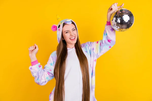 Foto retrato mujer adolescente divertido pijama mantenimiento disco bola aislado vibrante amarillo fondo —  Fotos de Stock