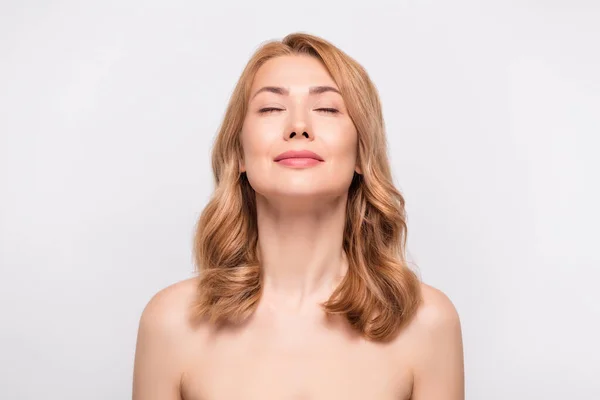 Foto Porträt Frau mit nackten Schultern genießen Salon Verfahren isoliert weißen Farbhintergrund — Stockfoto