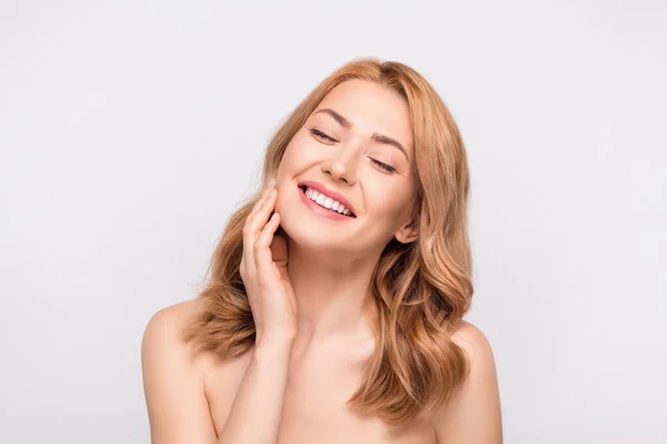 Foto retrato mulher tocando bochechas pele lisa sorrindo overjoyed isolado cor branca fundo — Fotografia de Stock