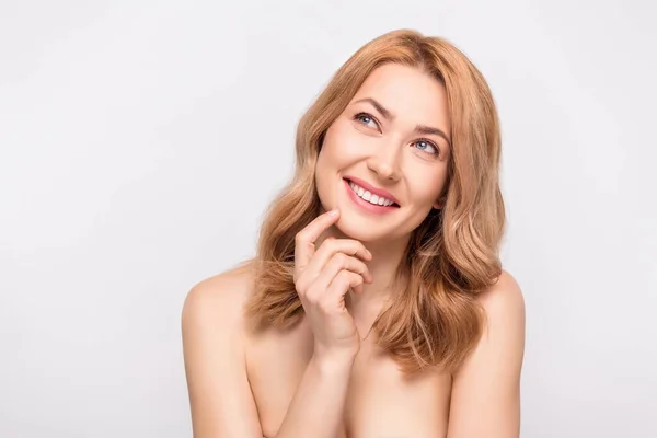 Foto retrato mulher sorrindo após chuveiro olhando copyspace tocando queixo isolado cor branca fundo — Fotografia de Stock