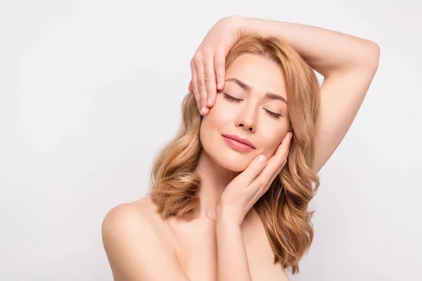 Foto retrato mujer soñadora disfrutando de los procedimientos de cuidado de la piel después de la ducha aislado de color blanco fondo — Foto de Stock