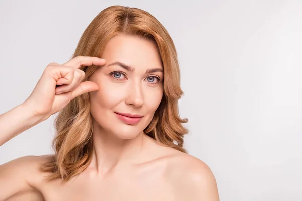 Foto mulher retrato após chuveiro ombros nus tem rugas precisa de creme anti idade isolado cor branca fundo copyspace — Fotografia de Stock