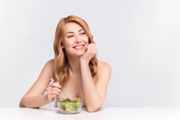 Портрет привабливої веселої жінки, що їсть смачний салат, підходить для дегустації ізольовано на сірому пастельному кольоровому фоні — стокове фото