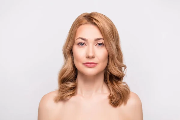 Φωτογραφία πορτρέτο γυναίκα ξανθά μαλλιά γυμνοί ώμοι απομονωμένο λευκό χρώμα φόντο — Φωτογραφία Αρχείου