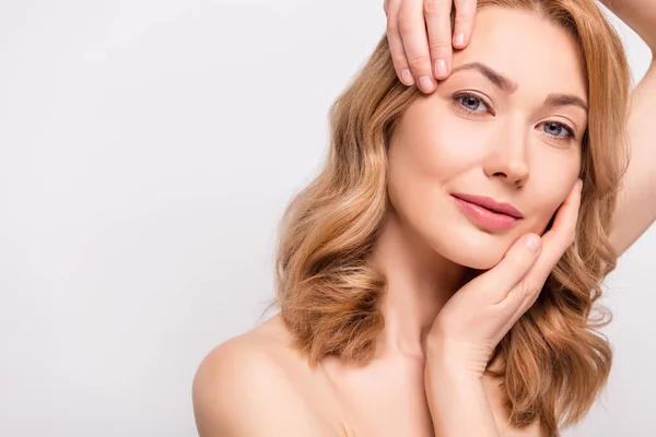 Foto recortada mujer retrato disfrutando de los procedimientos de cuidado de la piel en el salón de belleza aislado fondo de color blanco — Foto de Stock