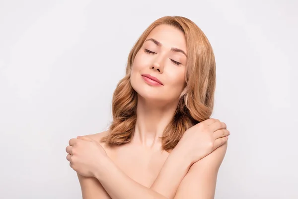 Foto retrato mujer tierna abrazándose haciendo procedimientos de tratamiento aislado color blanco fondo —  Fotos de Stock