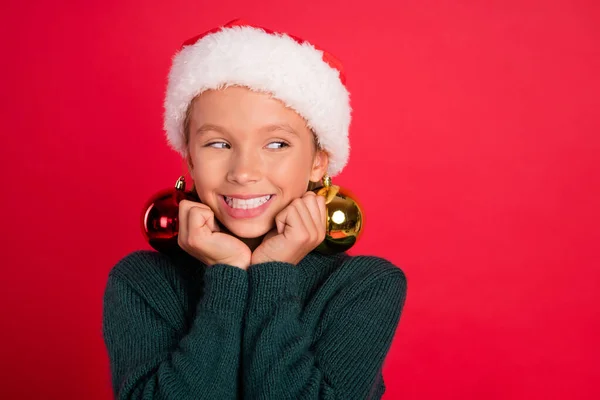 Foto van charmante leuke school meisje dragen pullover jands wangen armen jukbeenderen op zoek lege ruimte geïsoleerde rode kleur achtergrond — Stockfoto