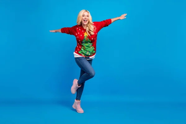 Фотографія повного тіла зрілої щасливої позитивної веселої жінки Різдвяні руки крила ізольовані на синьому кольорі — стокове фото