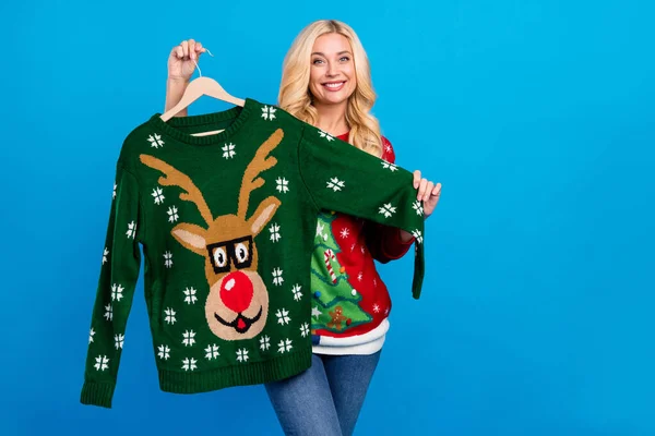 Foto em tamanho completo de alegre feliz mulher segurar mãos camisola de Natal isolado no fundo de cor azul — Fotografia de Stock