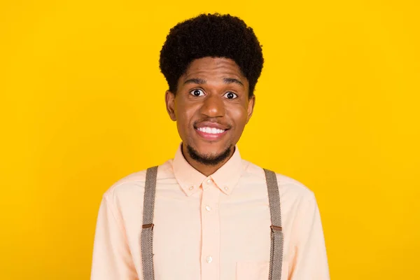 Foto van positieve mooie blij Afrikaanse man kijken camera tand glimlach dragen bretels shirt geïsoleerde gele kleur achtergrond — Stockfoto