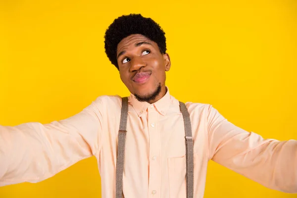 Foto retrato hombre en camisa buscando espacio en blanco de ensueño tomando selfie en la cámara aislado de color amarillo brillante fondo —  Fotos de Stock