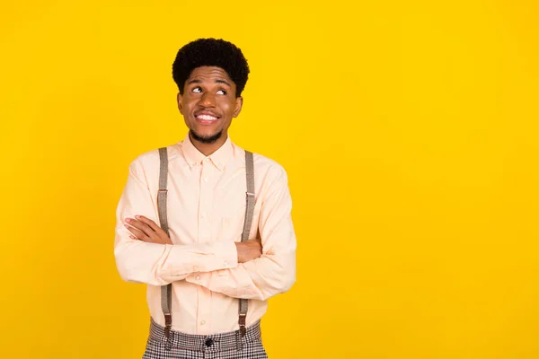 Foto portret man in shirt gekruiste handen op zoek lege ruimte geïsoleerde heldere gele kleur achtergrond — Stockfoto