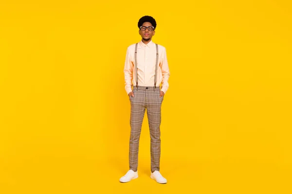Plná délka tělo velikost fotografie muž vážně nosit stylové oblečení brýle izolované živé žluté barvy pozadí — Stock fotografie