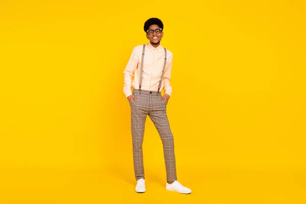 Longitud completa cuerpo tamaño foto hombre sonriendo alegre usando elegante traje gafas aislado vívido color amarillo fondo —  Fotos de Stock