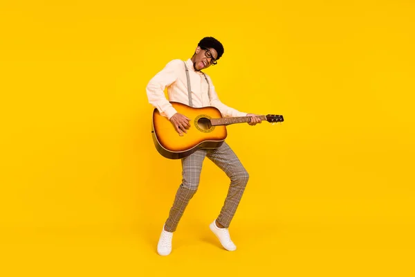 Foto de bailarín chico jugar soporte de guitarra puntillas desgaste especificaciones tirantes camisa aislado color amarillo fondo — Foto de Stock