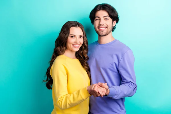 Foto van jong aantrekkelijk paar gelukkig positief glimlach liefde huwelijk geïsoleerd over teal kleur achtergrond — Stockfoto