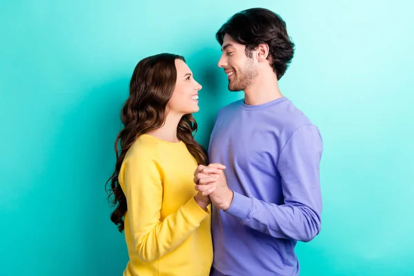 Profil côté photo de jeune couple attrayant heureux sourire positif sentiments attachement amour isolé sur fond de couleur sarcelle — Photo