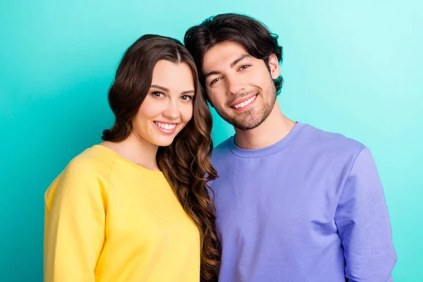 Фото молодої привабливої пари щаслива позитивна посмішка обіймає коханців ізольовано на кольоровому фоні — стокове фото