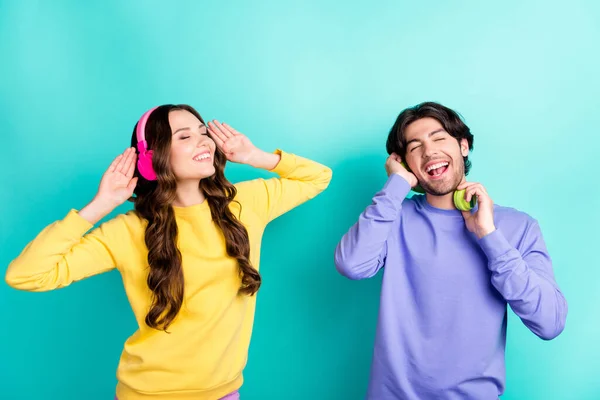 Foto von jungen aufgeregten Paar glücklich positives Lächeln genießen Melodie drahtlose Kopfhörer isoliert über teal Farbhintergrund — Stockfoto