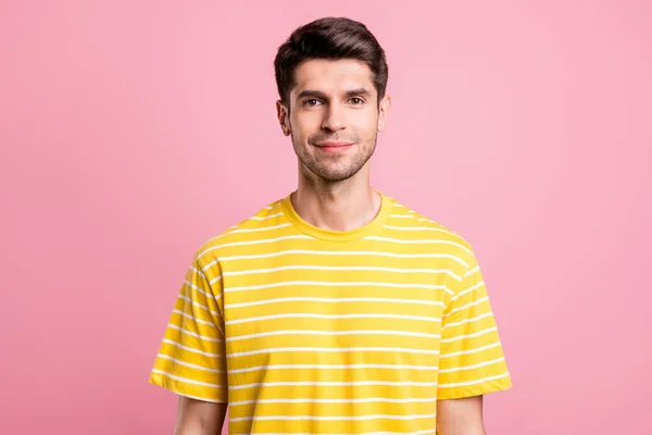 Photo de joyeux brunet jeune homme porter t-shirt jaune isolé sur fond de couleur rose — Photo