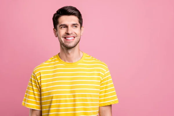 Φωτογραφία από αστείο brunet millennial άνθρωπος εξετάσουμε κενό χώρο φορούν κίτρινο t-shirt που απομονώνονται σε ροζ φόντο χρώμα — Φωτογραφία Αρχείου
