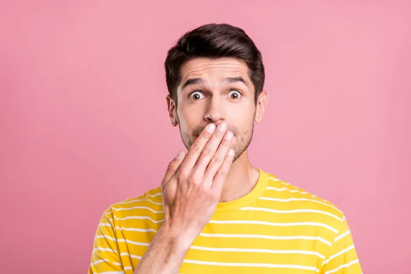 Foto de la triste morena millennial hombre cerrar la boca desgaste amarillo camiseta aislada sobre fondo de color rosa — Foto de Stock