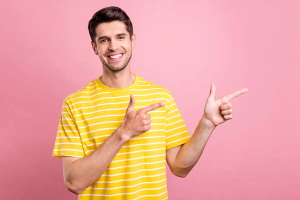 Porträt von attraktiven fröhlichen Kerl zeigt Kopie leeren Raum Idee Anzeige isoliert über rosa Pastellfarbe Hintergrund — Stockfoto