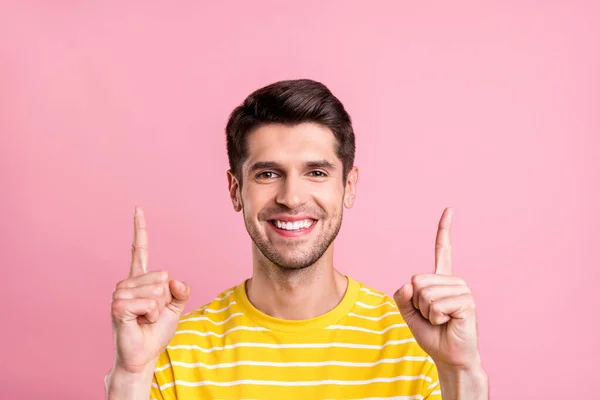 Çekici ve neşeli bir adamın portresi fotokopi alanı sunuyor pembe renkli arka planda izole edilmiş reklam teklifi yapıyor. — Stok fotoğraf