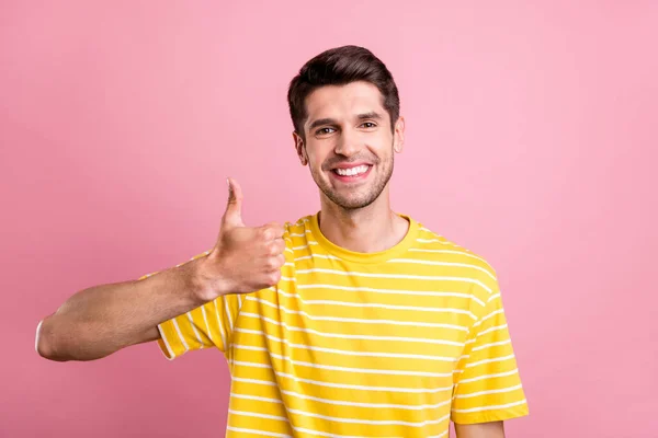 Портрет привабливого веселого щасливого хлопця, що показує рекламне рішення з мініатюр ізольовано на рожевому пастельному кольоровому фоні — стокове фото