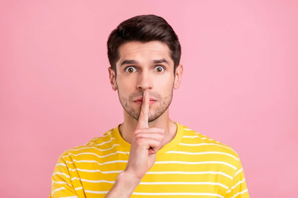 Retrato de cara misterioso preocupado atraente mostrando sinal shh estar quieto isolado sobre fundo cor pastel rosa — Fotografia de Stock