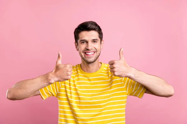 Portret van aantrekkelijke vrolijke man tonen twee thumbup ad raden vertrouwen geïsoleerd over roze pastel kleur achtergrond — Stockfoto