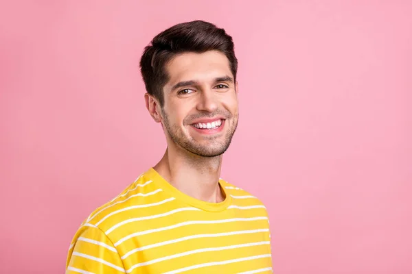 Φωτογραφία του νεαρού χαρούμενου άνδρα χαμόγελο καλή διάθεση φορούν κίτρινο t-shirt που απομονώνονται σε ροζ φόντο χρώμα — Φωτογραφία Αρχείου