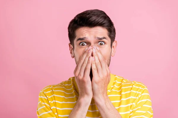 Retrato de chico desesperado atractivo cerrando la cara fallan reacción de miseria aislado sobre fondo de color pastel rosa — Foto de Stock