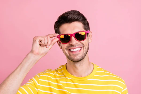 Foto di allegro giovane uomo positivo indossare occhiali da sole buon umore fine settimana isolato su sfondo di colore rosa — Foto Stock