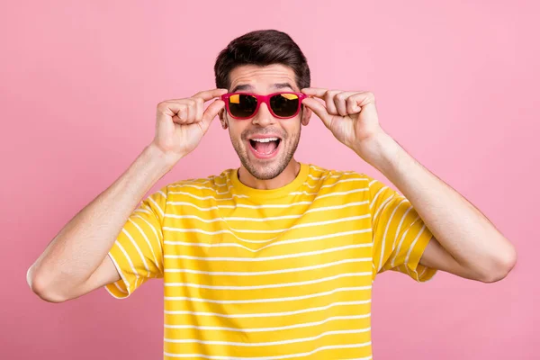 Ritratto di attraente stupito ragazzo allegro che indossa specifiche toccanti divertirsi isolato su sfondo di colore rosa pastello — Foto Stock