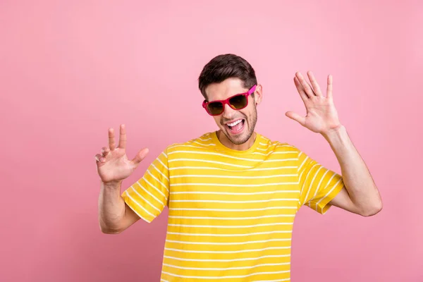 Fénykép a fiatal vidám funky boldog ember tánc jó hangulat viselet napszemüveget elszigetelt pasztell rózsaszín háttér — Stock Fotó