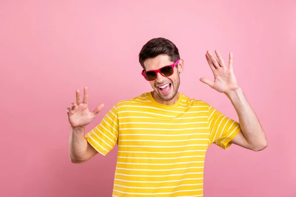 Foto di giovane allegro funky felice uomo danza buon umore usura unglass isolato su sfondo rosa pastello — Foto Stock