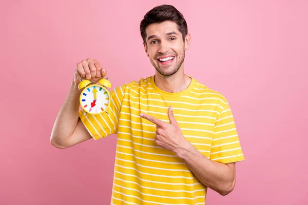 Porträt von attraktiven fröhlichen Kerl demonstriert Vintage-Retro-Uhr Minute isoliert über rosa Pastellfarbe Hintergrund — Stockfoto