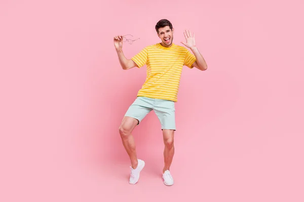 Pełne ciało zdjęcie wesoły młody szczęśliwy człowiek taniec dobry funky nastrój odizolowany na pastelowym różowym tle kolor — Zdjęcie stockowe