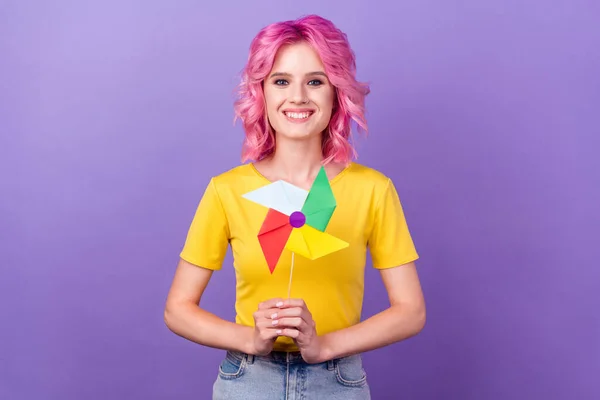 Foto de jovem atraente menina feliz sorriso positivo origami pino moinho de vento papel isolado sobre cor roxa fundo — Fotografia de Stock