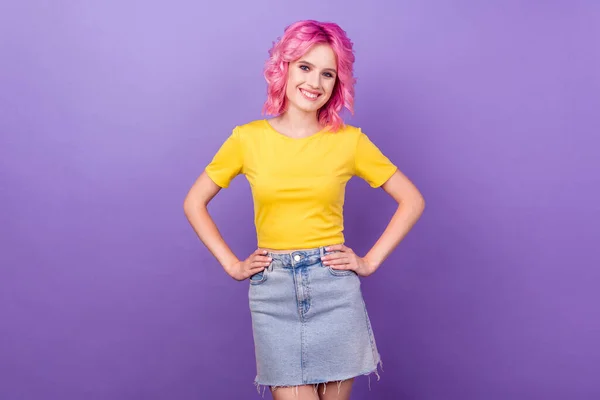 Foto de jovem atraente menina feliz sorriso positivo legal confiante desgaste casual roupa isolada sobre cor roxa fundo — Fotografia de Stock