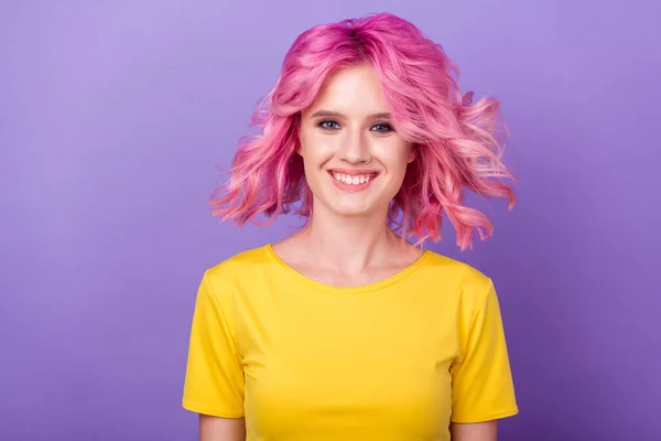 Foto de menina alegre feliz sorriso positivo colorido cabelo encaracolado isolado sobre fundo de cor roxa — Fotografia de Stock